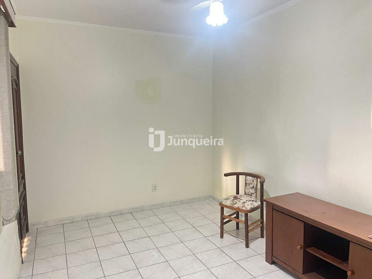 Casa à venda, 2 quartos, sendo 1 suíte, 2 vagas, no bairro Jardim Petrópolis em Piracicaba - SP