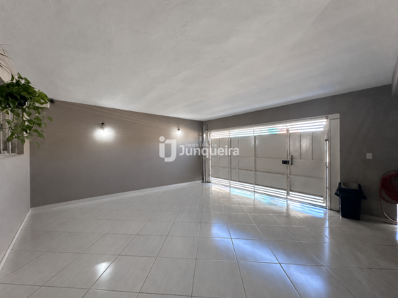 Casa à venda, 3 quartos, sendo 1 suíte, 2 vagas, no bairro Terra Rica em Piracicaba - SP
