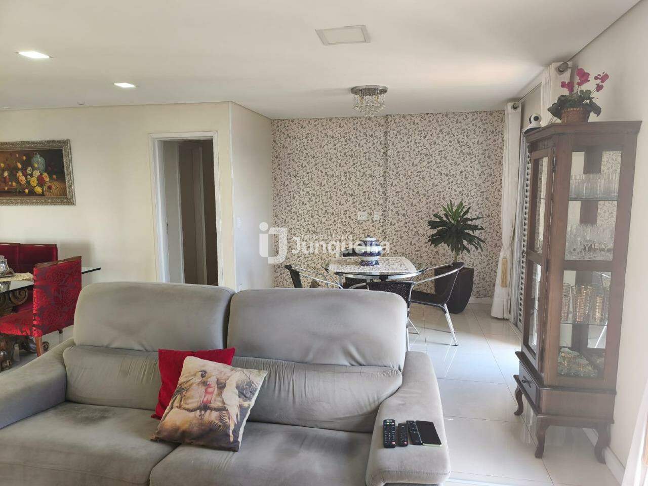 Apartamento à venda no Saint Louis, 3 quartos, sendo 2 suítes, 4 vagas, no bairro Vila Rezende em Piracicaba - SP