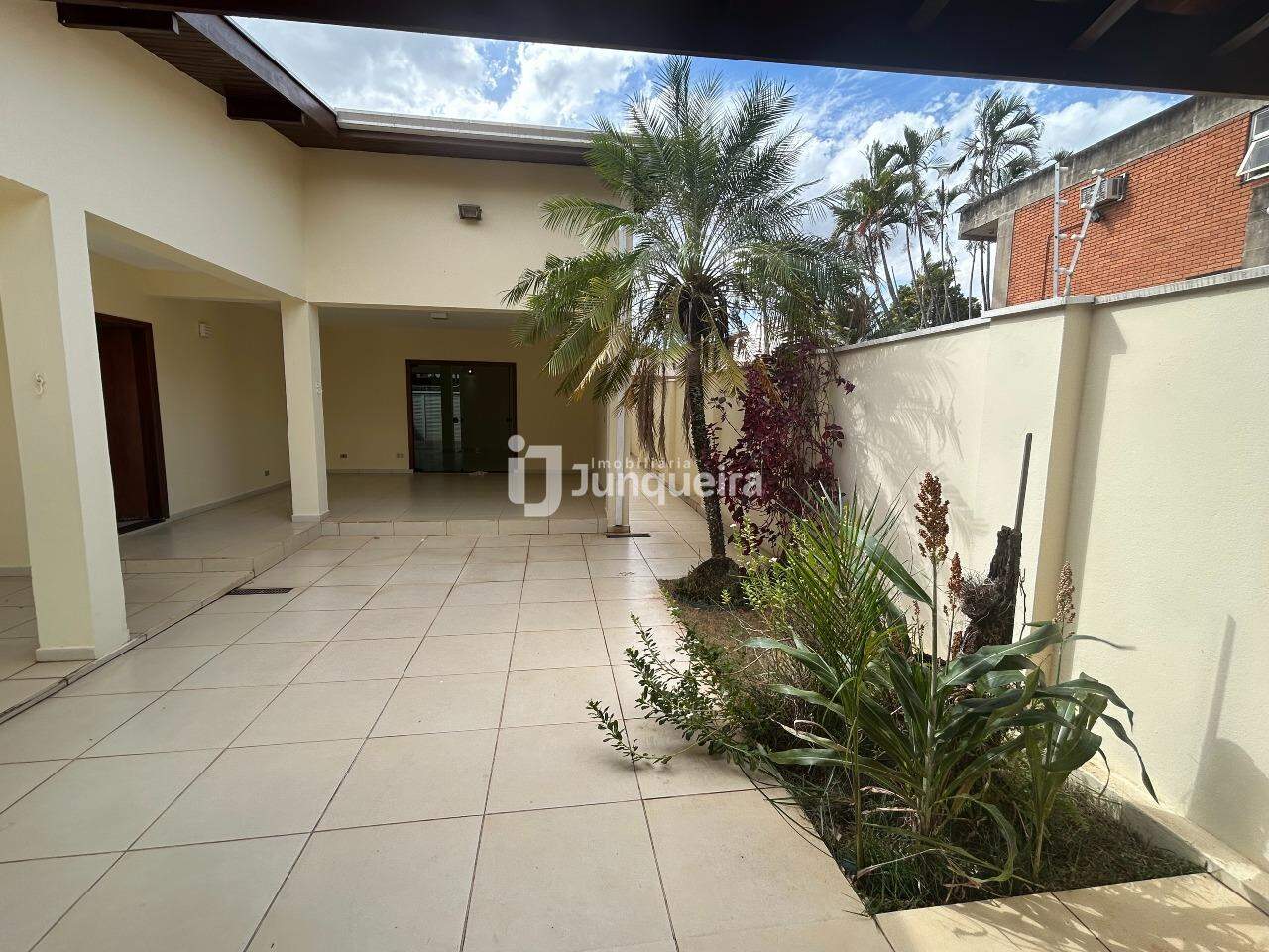 Casa à venda, 3 quartos, sendo 1 suíte, 4 vagas, no bairro Parque Santa Cecília em Piracicaba - SP