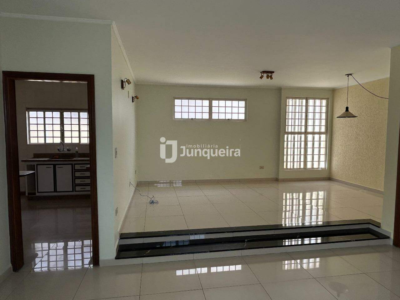 Casa à venda, 3 quartos, sendo 1 suíte, 4 vagas, no bairro Parque Santa Cecília em Piracicaba - SP