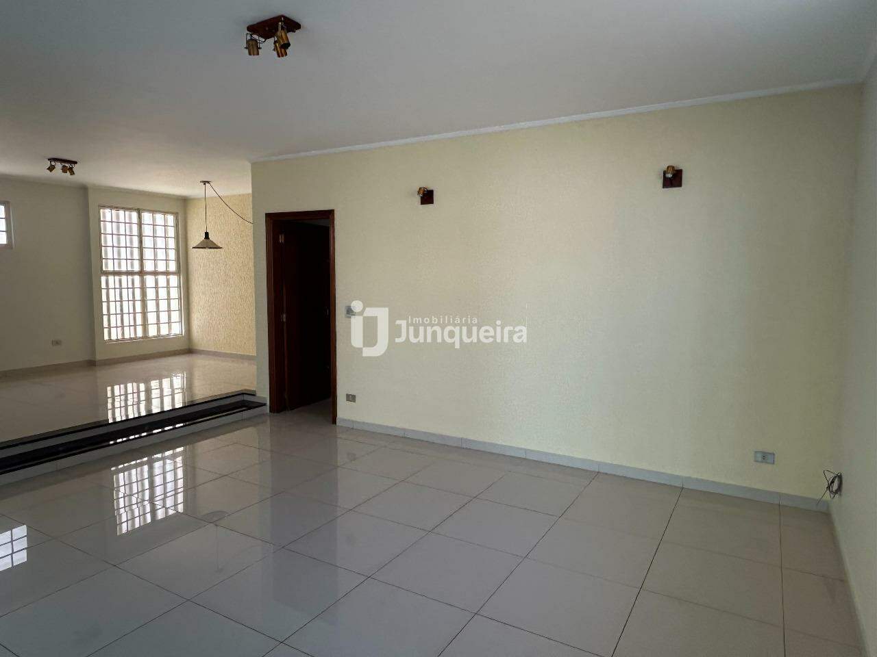 Casa à venda, 3 quartos, sendo 1 suíte, 4 vagas, no bairro Parque Santa Cecília em Piracicaba - SP