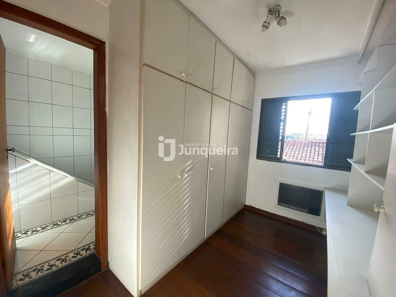Casa à venda, 3 quartos, sendo 1 suíte, 2 vagas, no bairro Castelinho em Piracicaba - SP