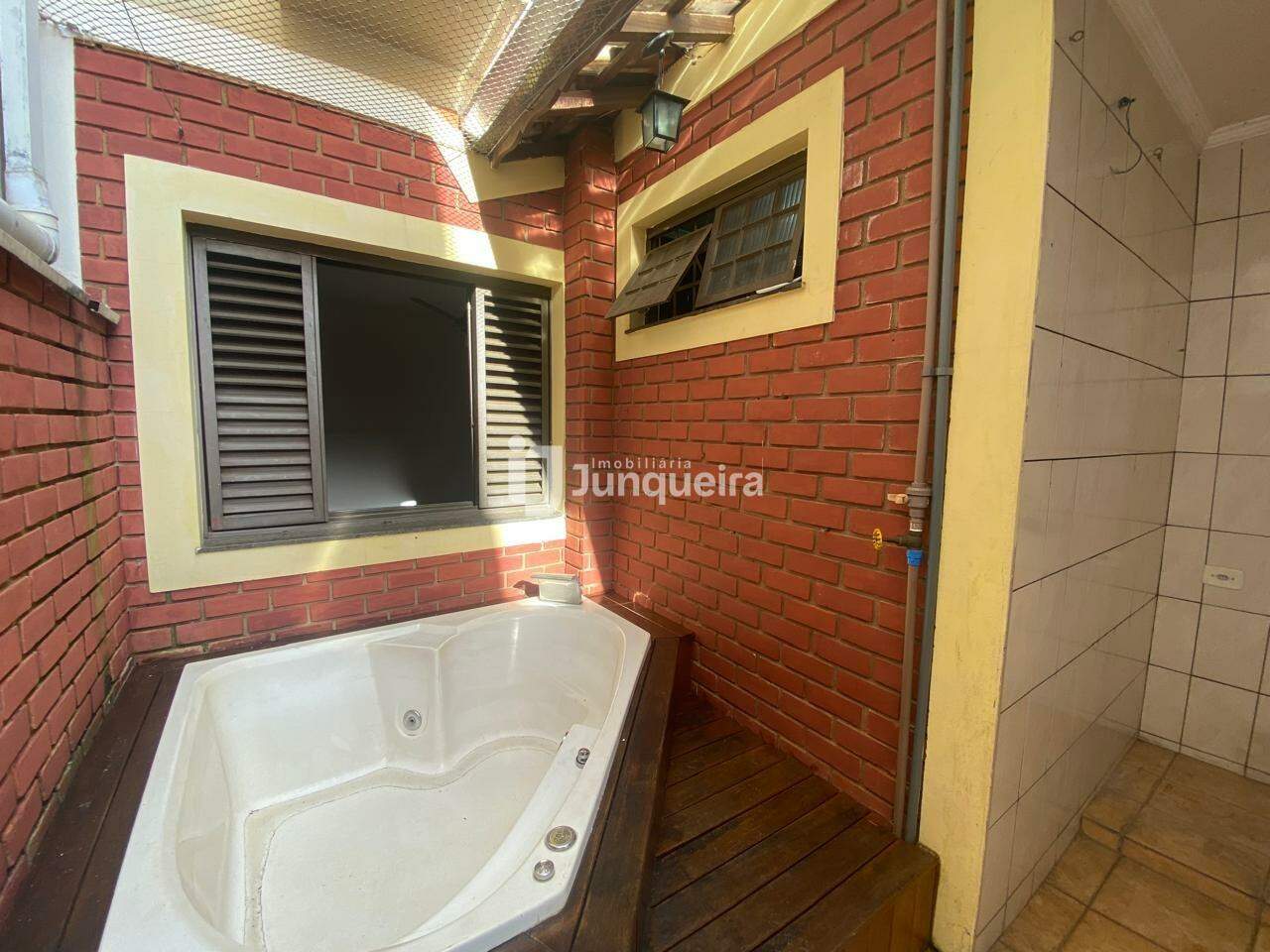 Casa à venda, 3 quartos, sendo 1 suíte, 2 vagas, no bairro Castelinho em Piracicaba - SP