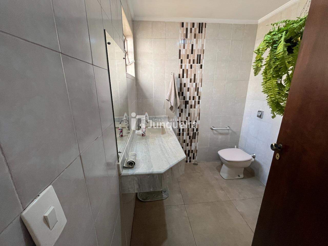 Casa à venda, 3 quartos, sendo 1 suíte, 5 vagas, no bairro Vila Monteiro em Piracicaba - SP