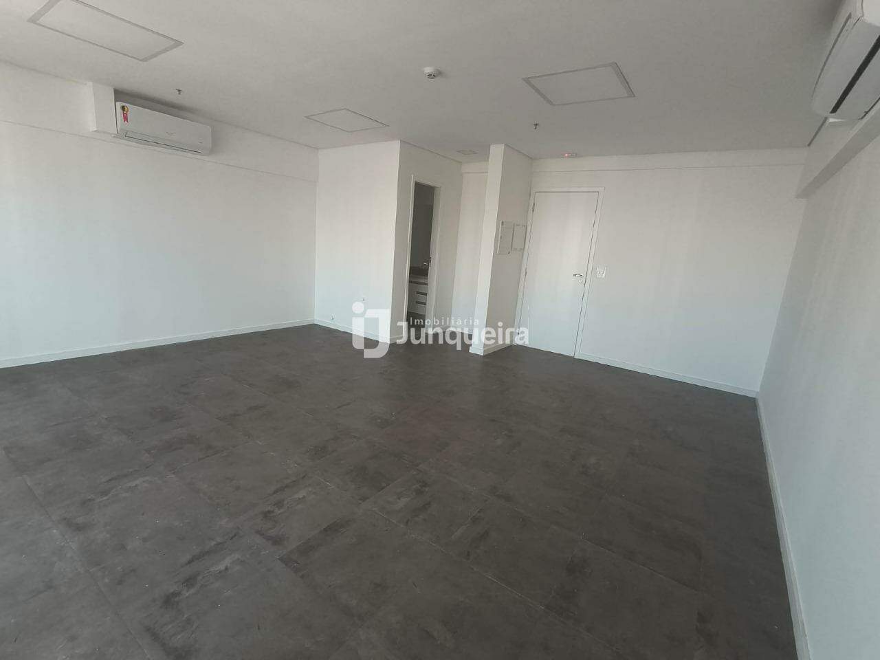 Sala Comercial para alugar, 1 vaga, no bairro Cidade Alta em Piracicaba - SP