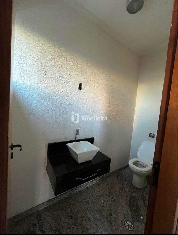 Casa para alugar, 3 quartos, sendo 1 suíte, no bairro Centro em Piracicaba - SP