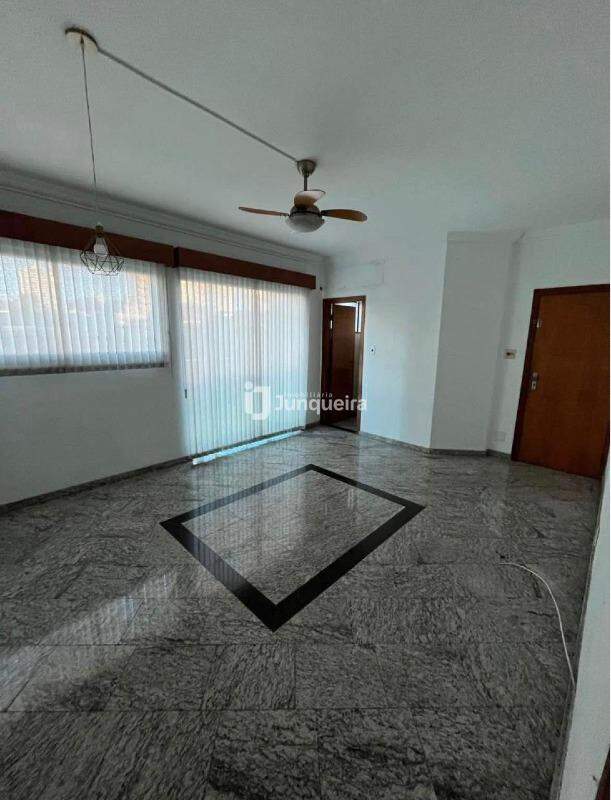 Casa para alugar, 3 quartos, sendo 1 suíte, no bairro Centro em Piracicaba - SP