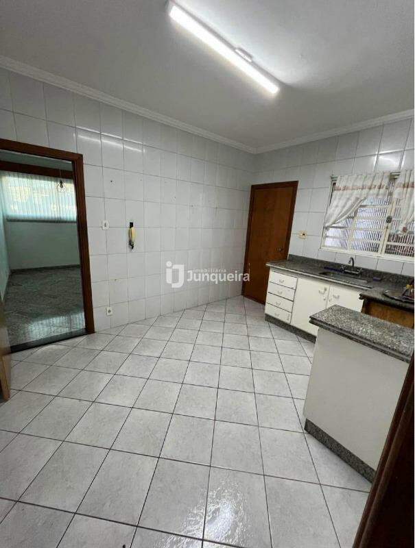 Casa para alugar, 3 quartos, sendo 1 suíte, no bairro Centro em Piracicaba - SP