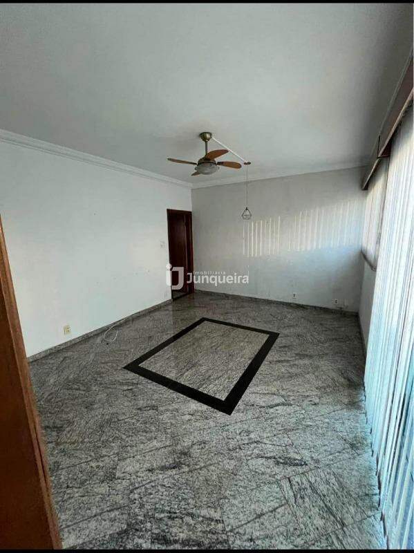 Casa para alugar, 3 quartos, sendo 1 suíte, no bairro Centro em Piracicaba - SP