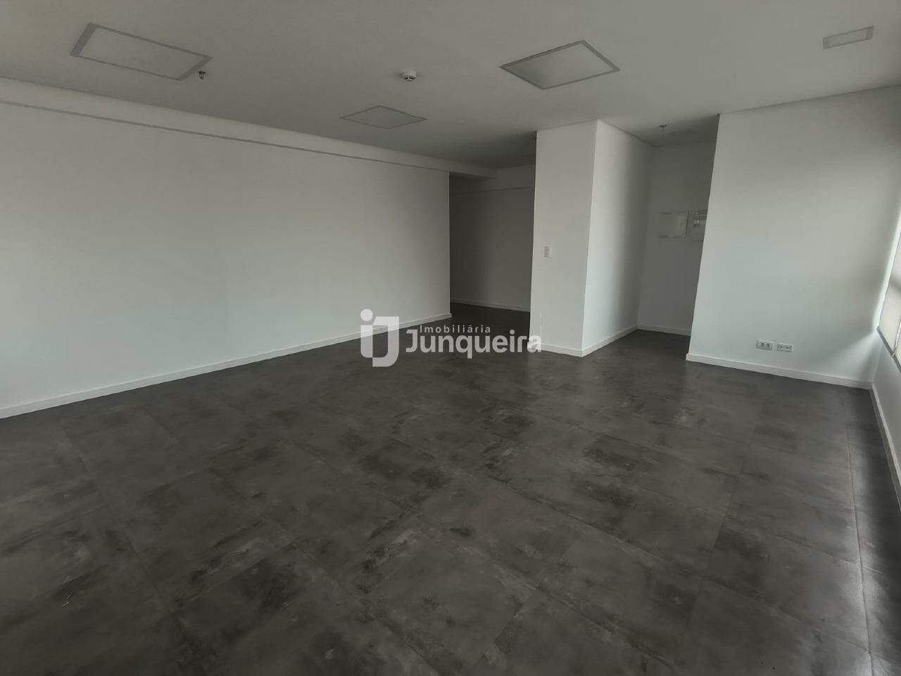 Sala Comercial para alugar, 1 vaga, no bairro Cidade Alta em Piracicaba - SP