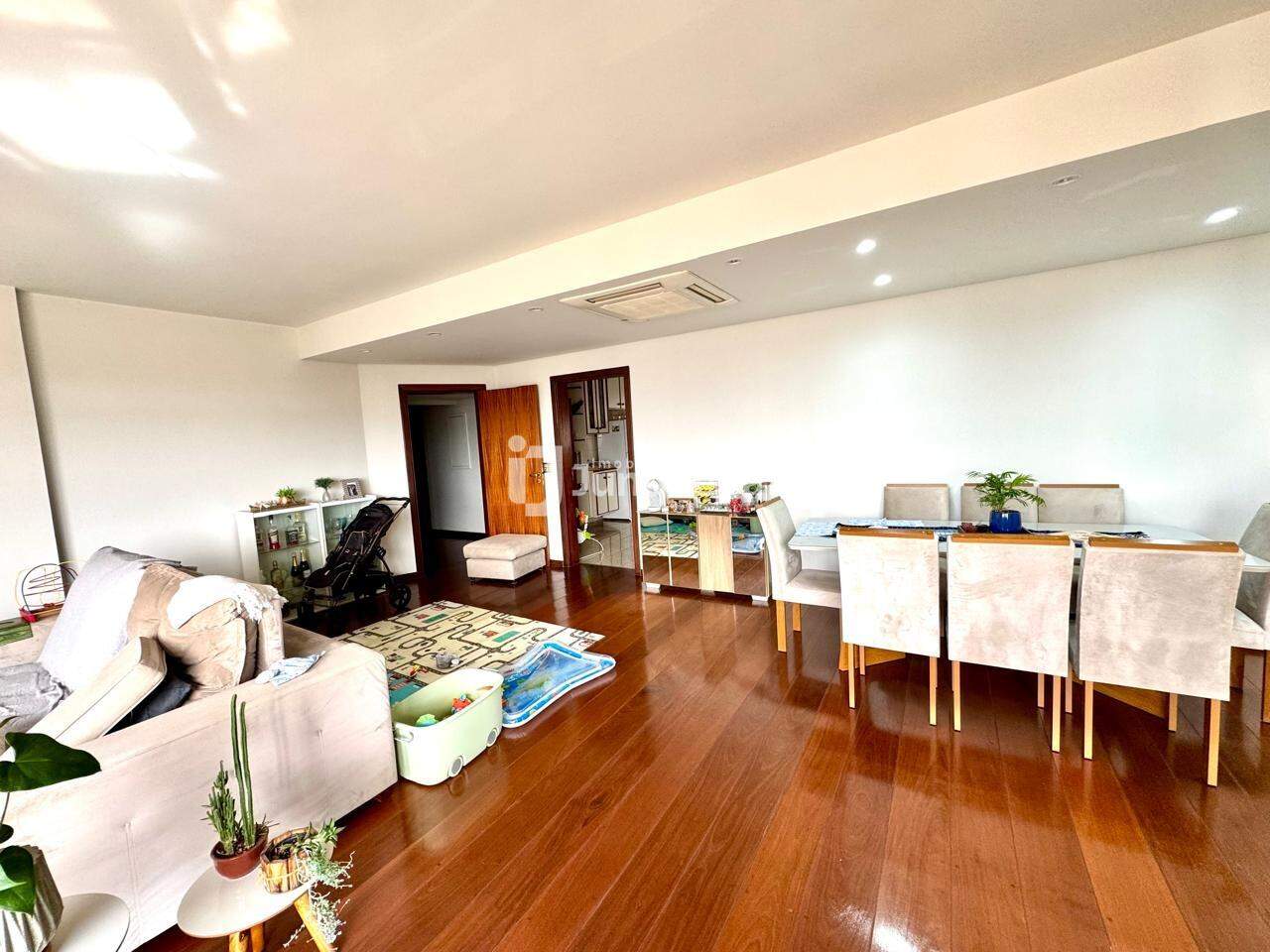 Apartamento à venda no Edifício Ita, 3 quartos, sendo 3 suítes, 2 vagas, no bairro Centro em Piracicaba - SP