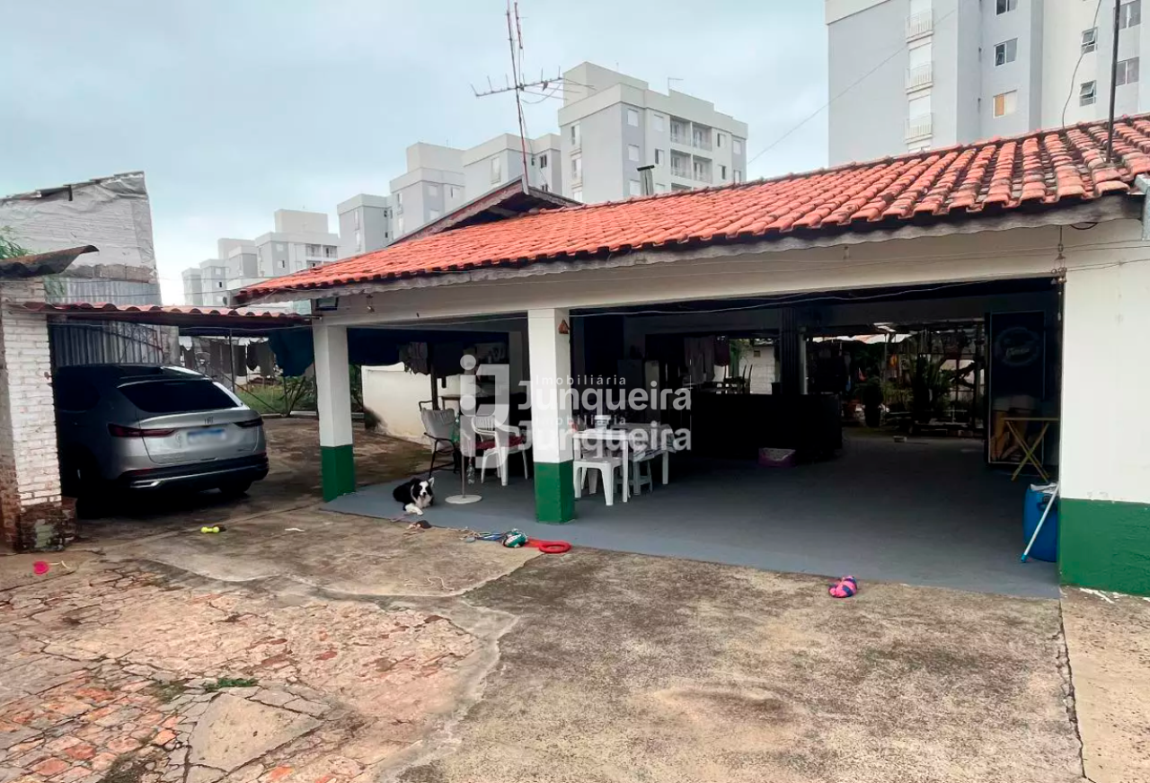 Casa à venda, 3 quartos, sendo 1 suíte, 10 vagas, no bairro Dois Córregos em Piracicaba - SP