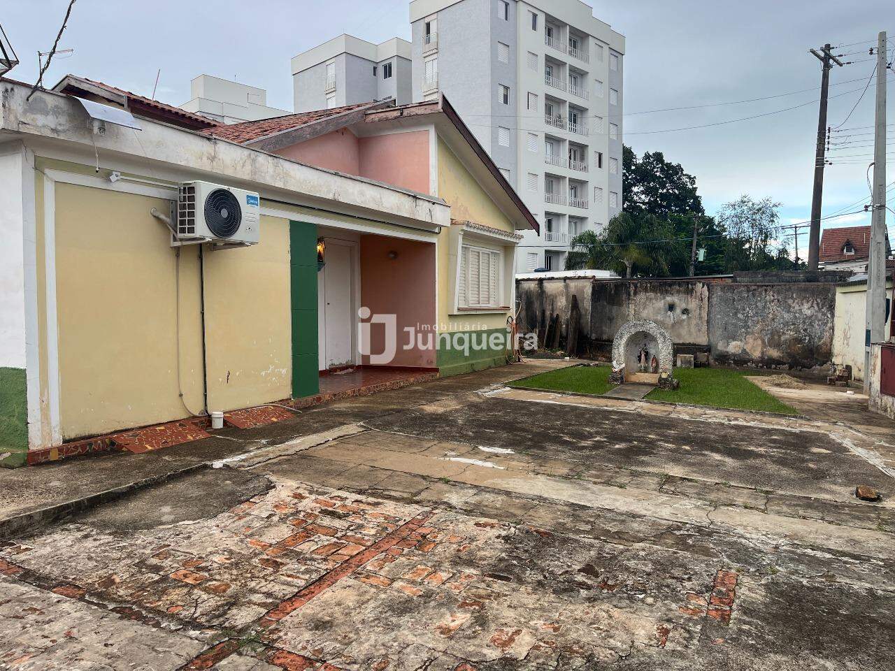 Casa à venda, 3 quartos, sendo 1 suíte, 10 vagas, no bairro Dois Córregos em Piracicaba - SP