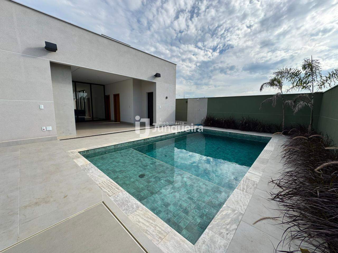 Casa em Condomínio à venda no Terras de Artemis, 3 quartos, sendo 3 suítes, 2 vagas, no bairro Residencial Terras de Ártemis (Ártemis) em Piracicaba - SP