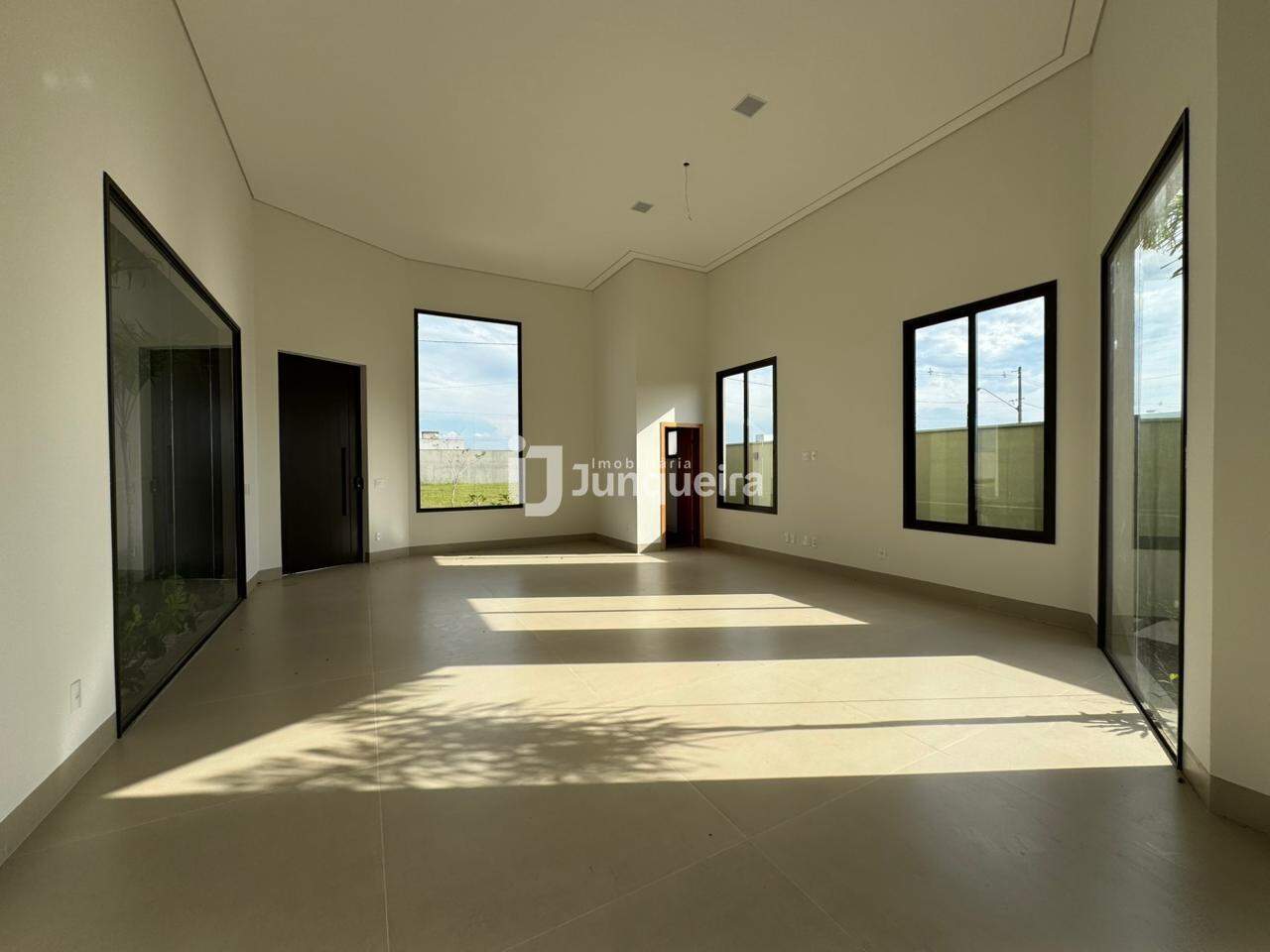 Casa em Condomínio à venda no Terras de Artemis, 3 quartos, sendo 3 suítes, 2 vagas, no bairro Residencial Terras de Ártemis (Ártemis) em Piracicaba - SP