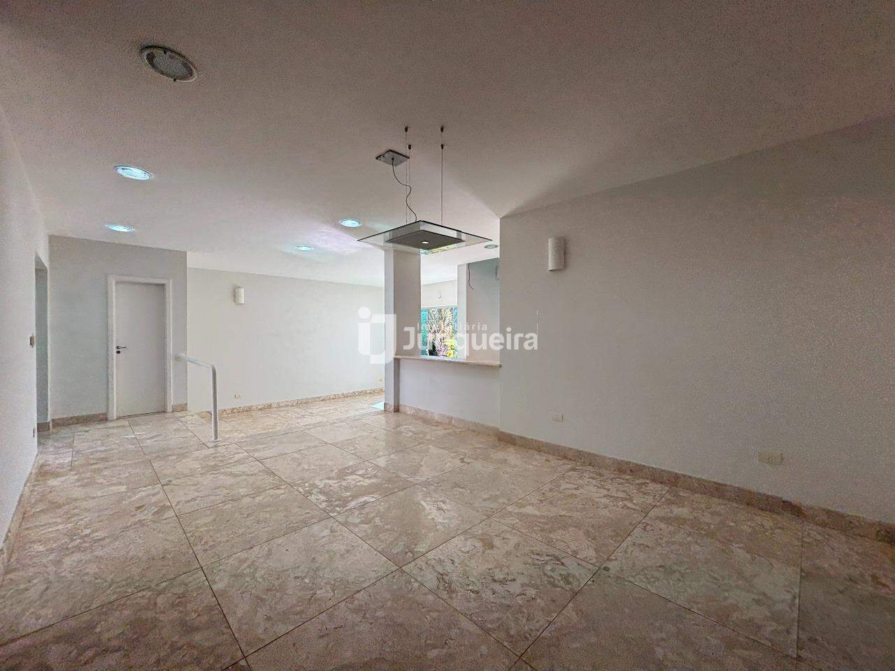 Casa à venda, 6 quartos, sendo 5 suítes, 15 vagas, no bairro Centro em Águas de São Pedro - SP