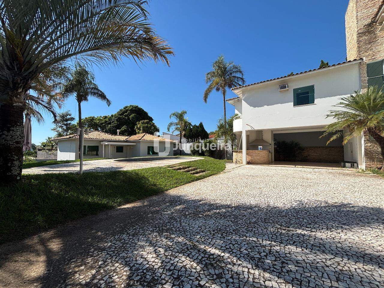 Casa à venda, 6 quartos, sendo 5 suítes, 15 vagas, no bairro Centro em Águas de São Pedro - SP