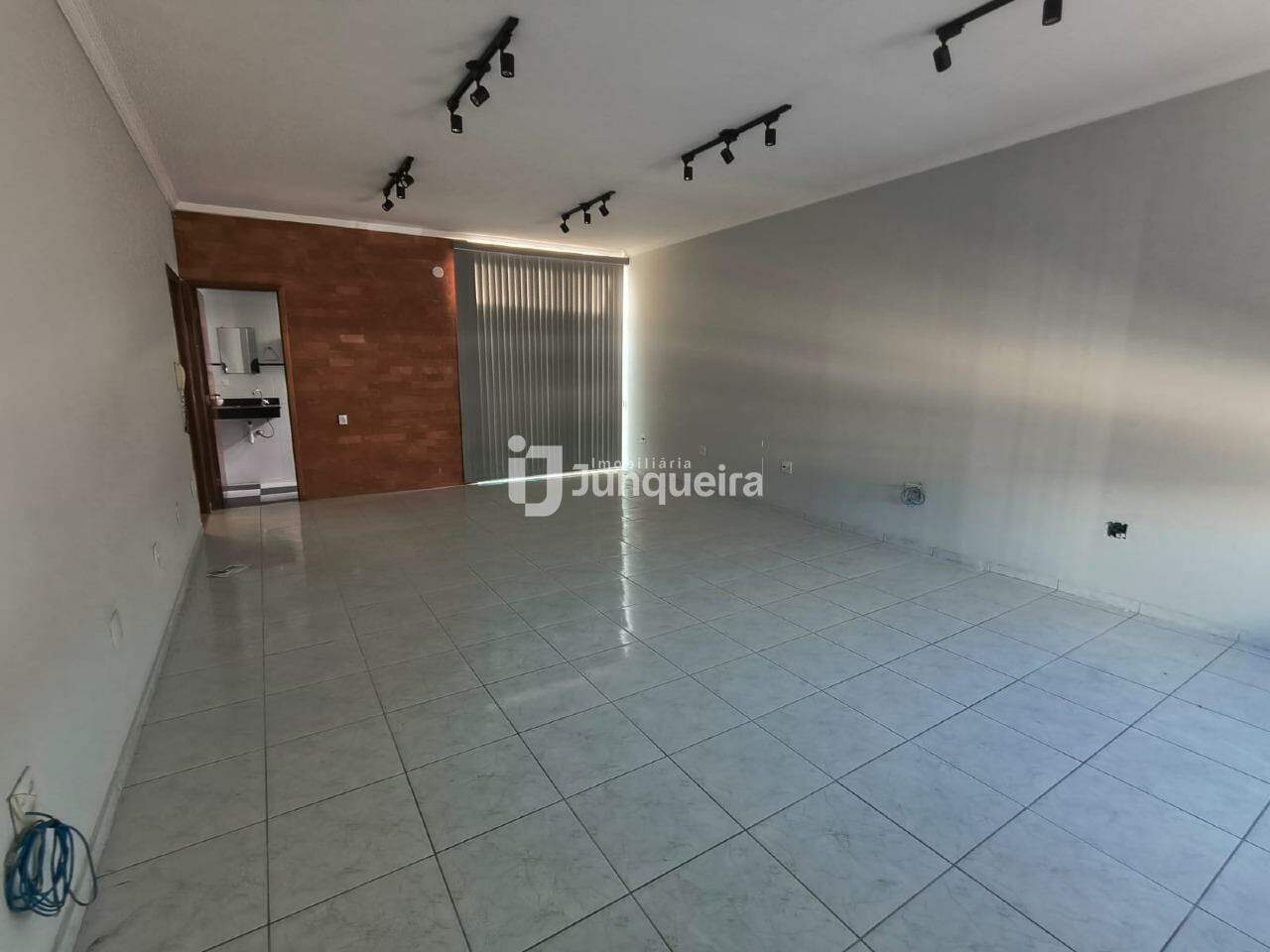 Sala Comercial para alugar, no bairro Vila Rezende em Piracicaba - SP
