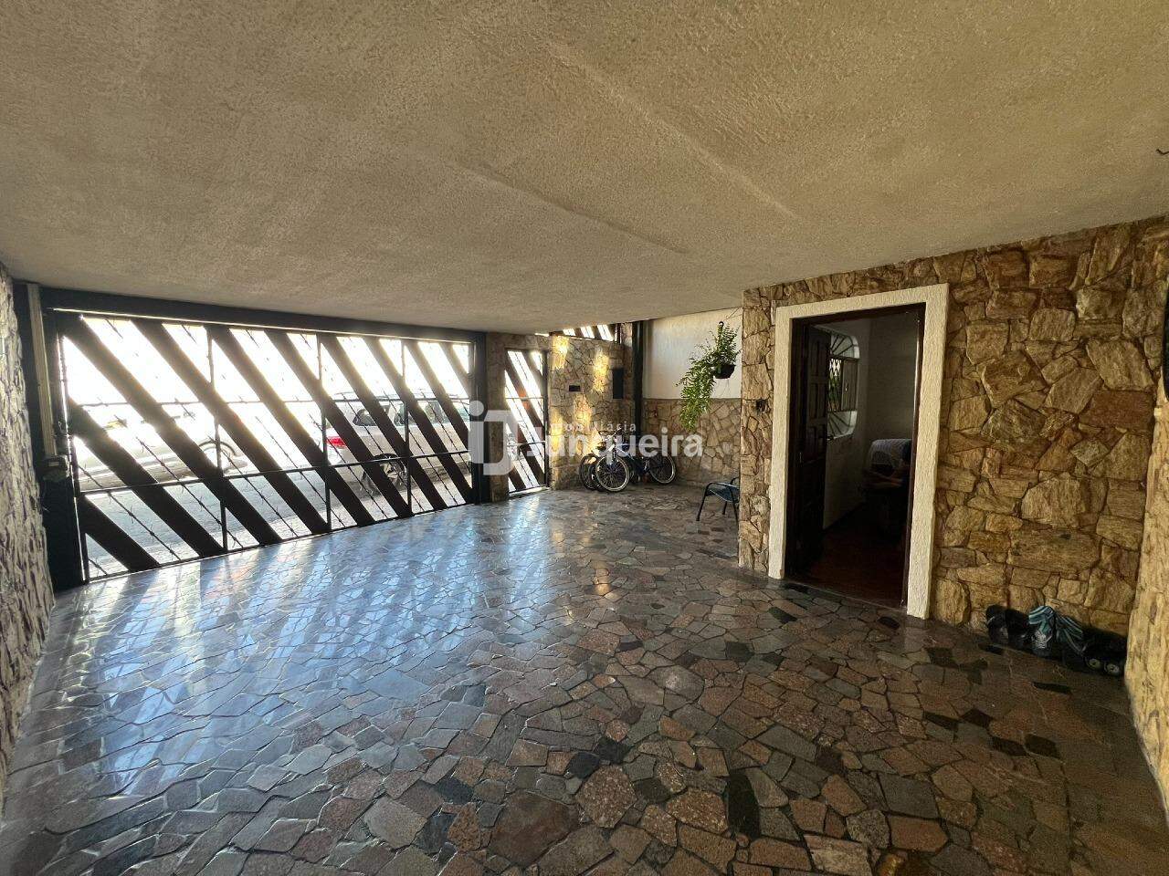 Casa para alugar, 3 quartos, sendo 1 suíte, 2 vagas, no bairro Santa Terezinha em Piracicaba - SP