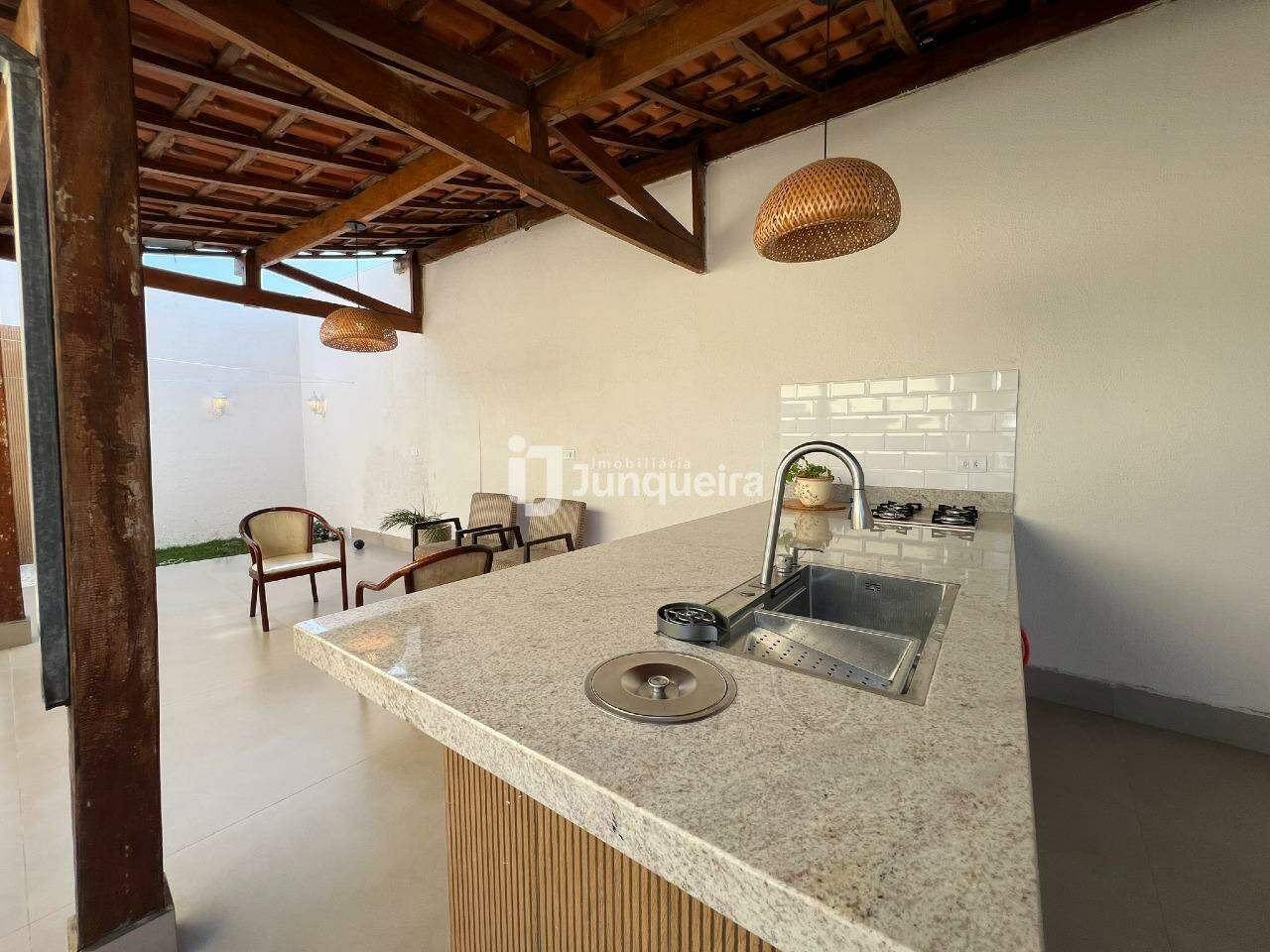 Casa para alugar, 3 quartos, sendo 1 suíte, 2 vagas, no bairro Santa Terezinha em Piracicaba - SP