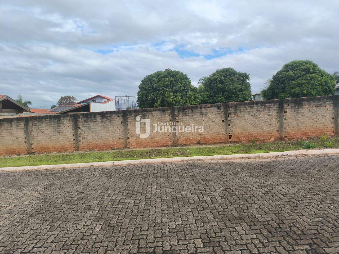 Terreno em Condomínio à venda no Vivenda do Sol, no bairro Recanto Universitário em Rio das Pedras - SP
