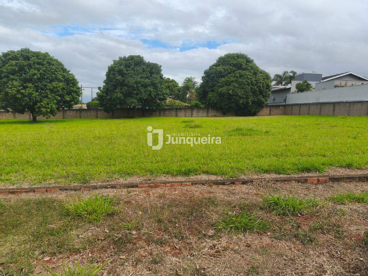 Terreno em Condomínio à venda no Vivenda do Sol, no bairro Recanto Universitário em Rio das Pedras - SP