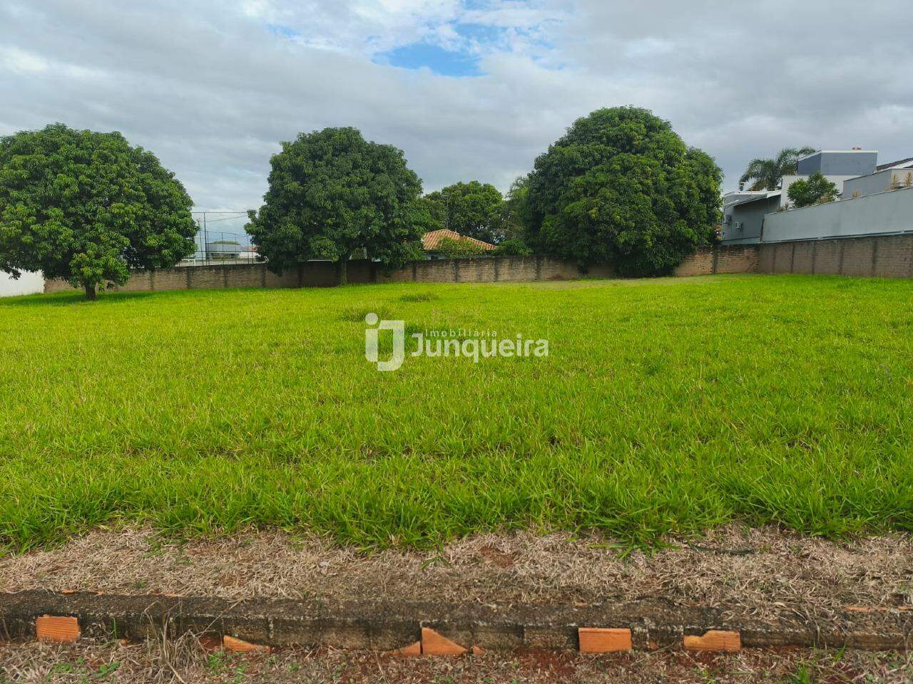 Terreno em Condomínio à venda no Vivenda do Sol, no bairro Recanto Universitário em Rio das Pedras - SP