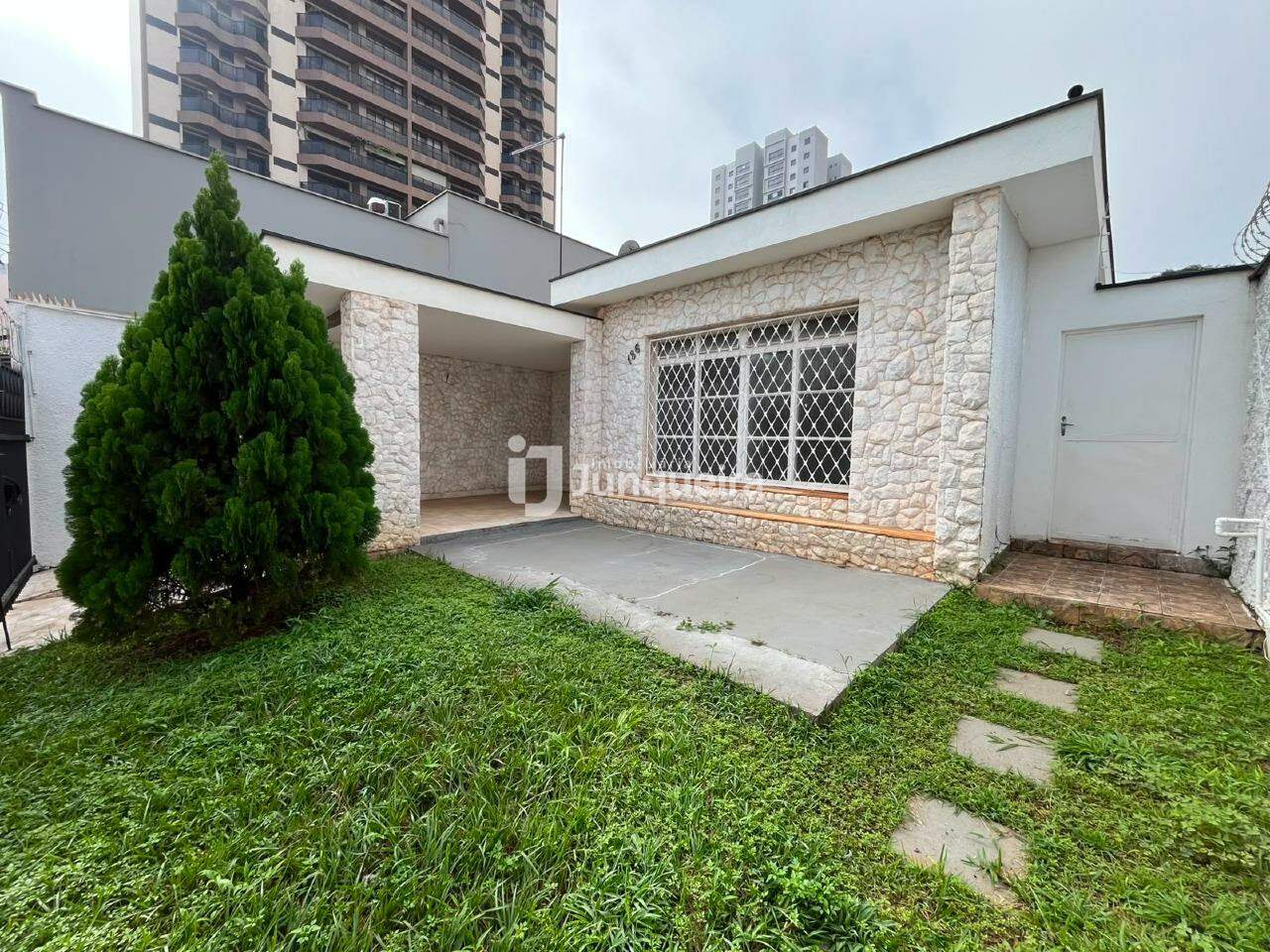 Casa Comercial para alugar, sendo 2 suítes, 1 vaga, no bairro Alemães em Piracicaba - SP