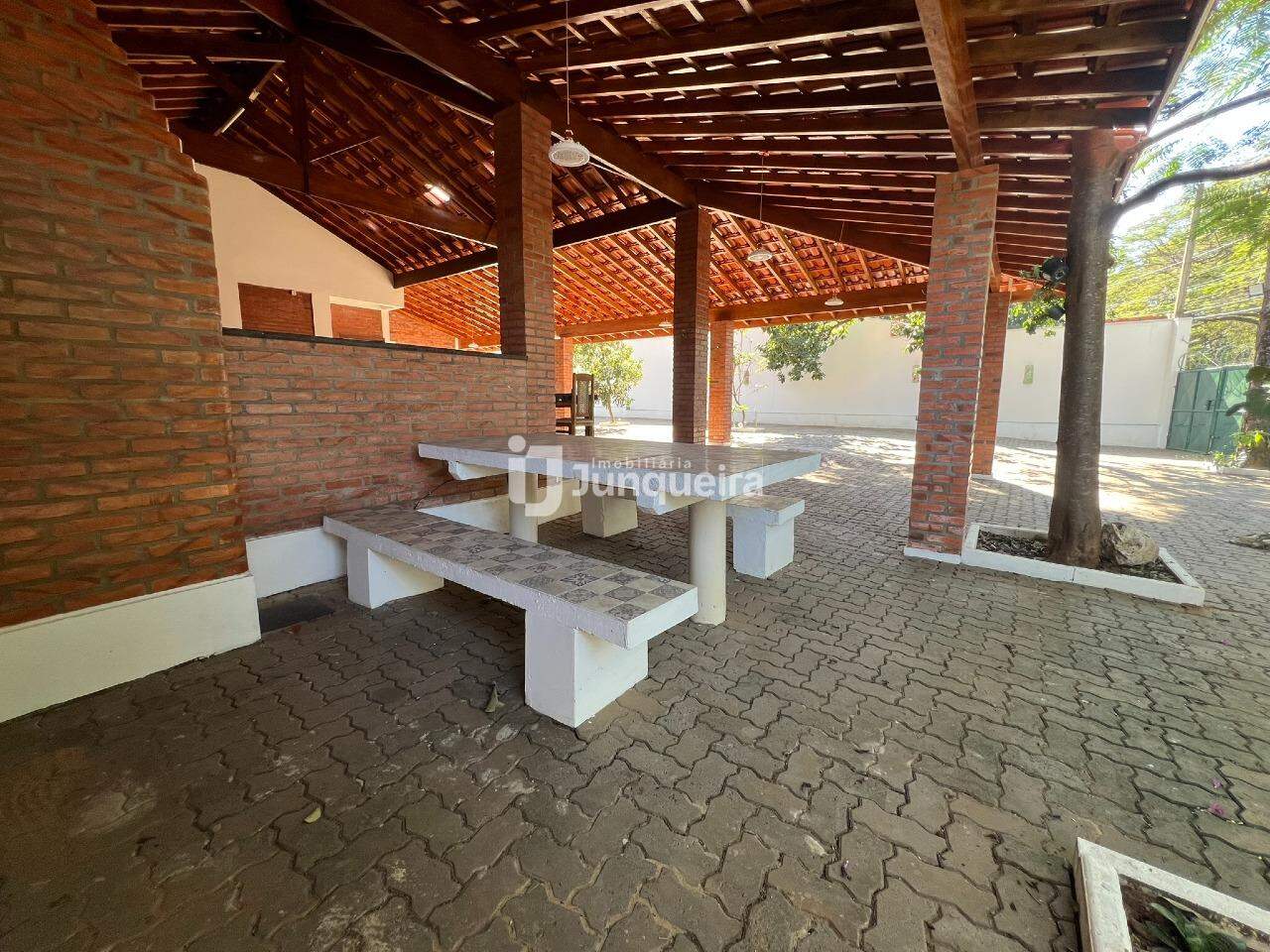 Chácara para alugar, 2 quartos, sendo 1 suíte, 3 vagas, no bairro Colinas do Piracicaba (Ártemis) em Piracicaba - SP