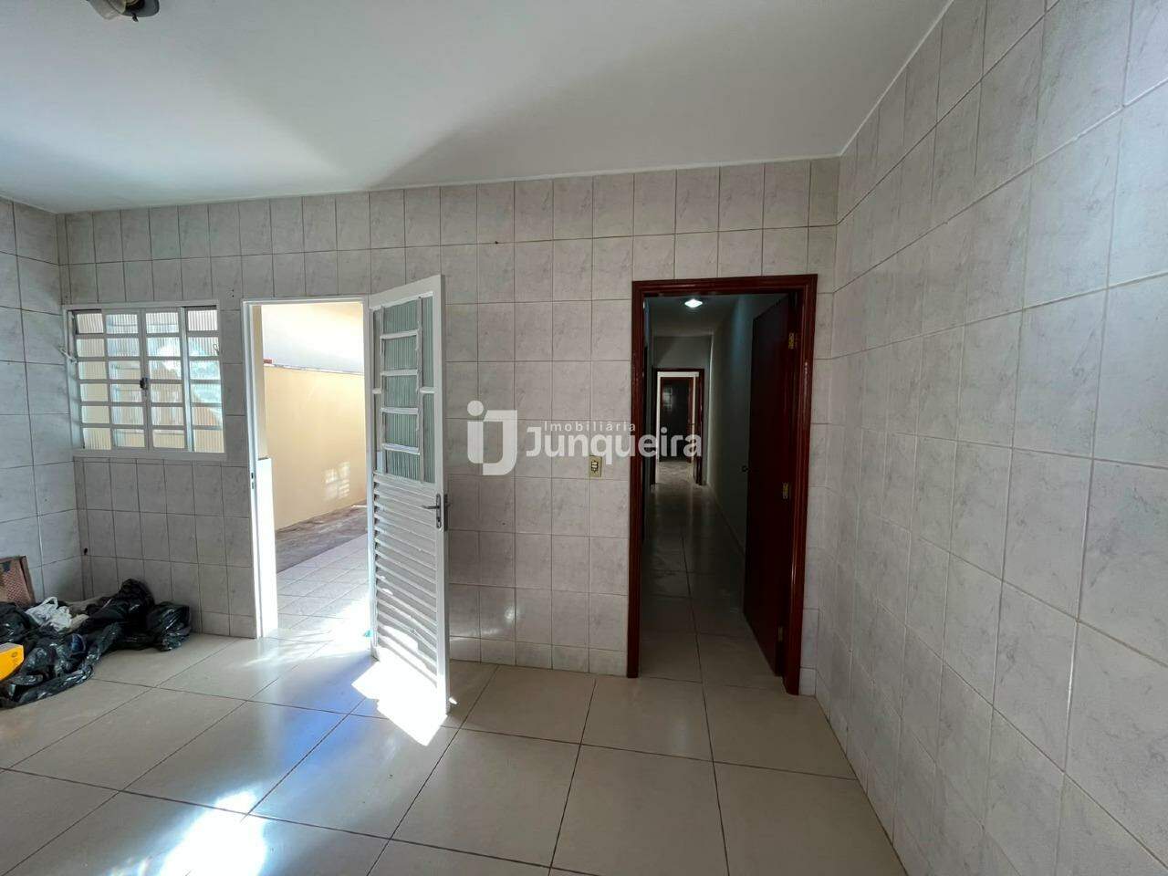 Casa para alugar, 2 quartos, sendo 1 suíte, 2 vagas, no bairro Santa Rosa Ipês em Piracicaba - SP