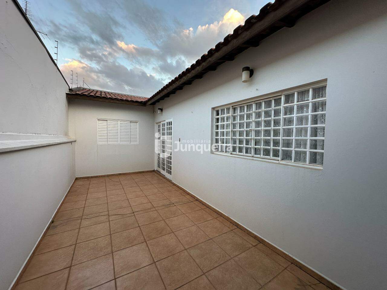 Casa à venda, 3 quartos, sendo 1 suíte, 2 vagas, no bairro Jardim Astúrias I em Piracicaba - SP