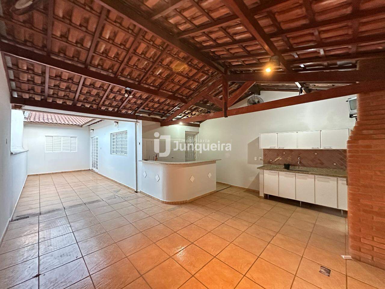 Casa à venda, 3 quartos, sendo 1 suíte, 2 vagas, no bairro Jardim Astúrias I em Piracicaba - SP