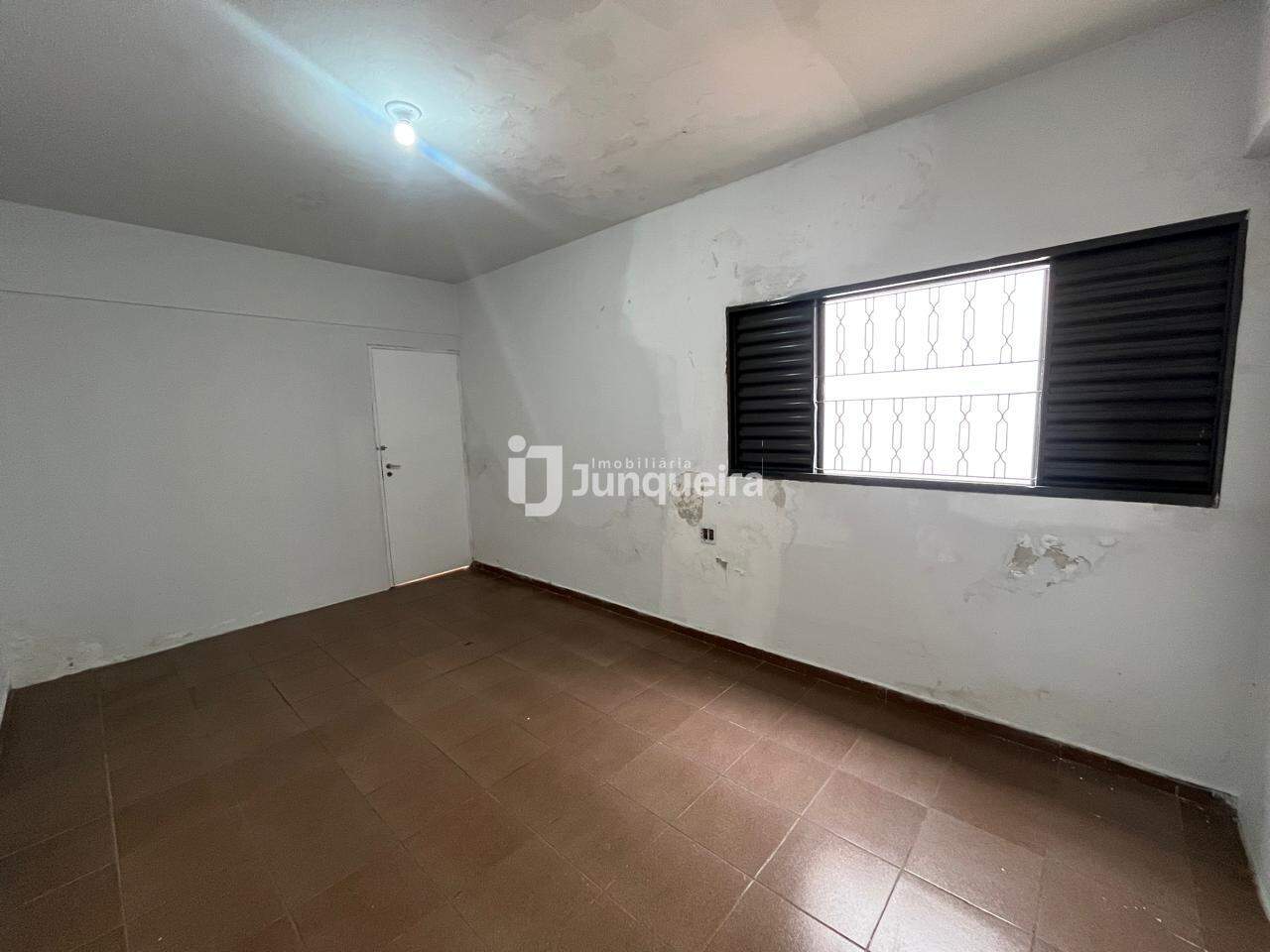Casa para alugar, 3 quartos, sendo 1 suíte, 5 vagas, no bairro Centro em Piracicaba - SP