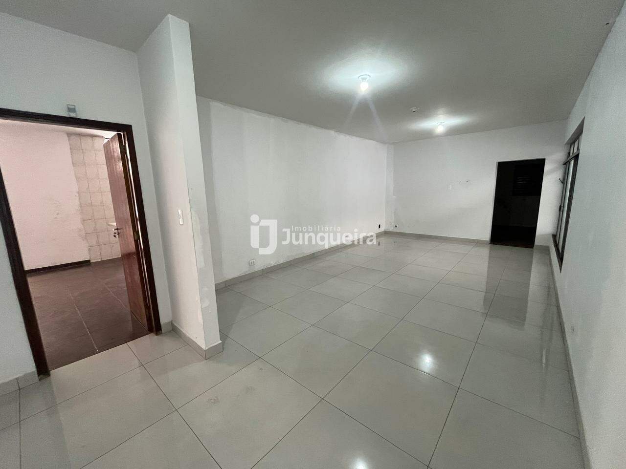 Casa para alugar, 3 quartos, sendo 1 suíte, 5 vagas, no bairro Centro em Piracicaba - SP