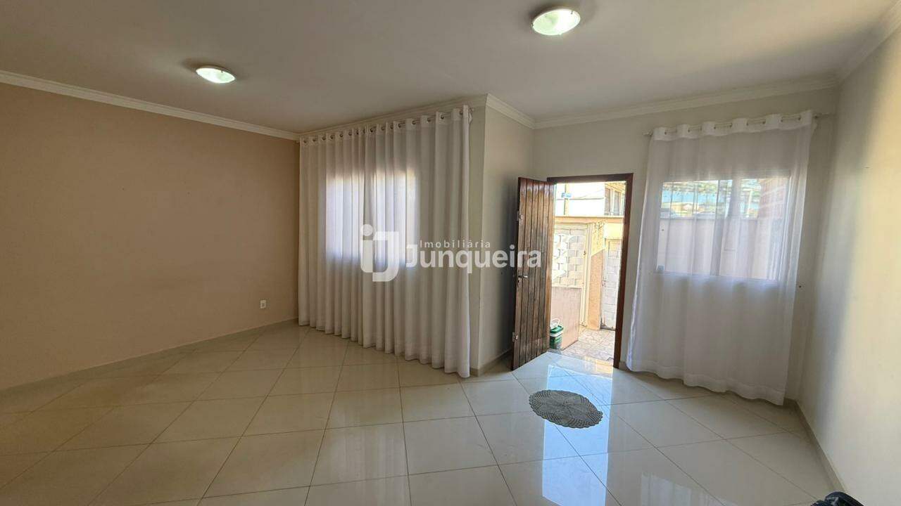 Casa para alugar, 3 quartos, sendo 2 suítes, 2 vagas, no bairro Parque Residencial Monte Rey em Piracicaba - SP