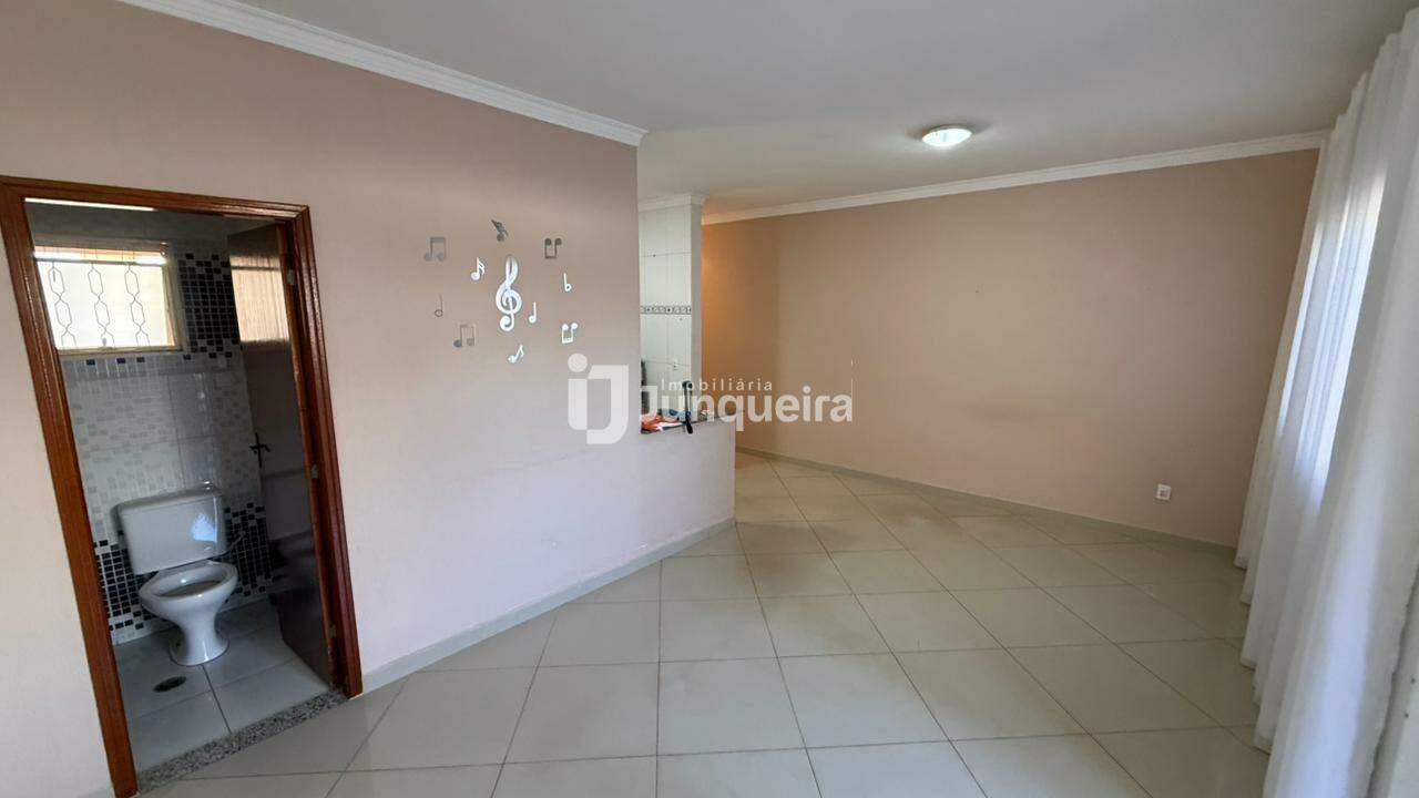 Casa para alugar, 3 quartos, sendo 2 suítes, 2 vagas, no bairro Parque Residencial Monte Rey em Piracicaba - SP