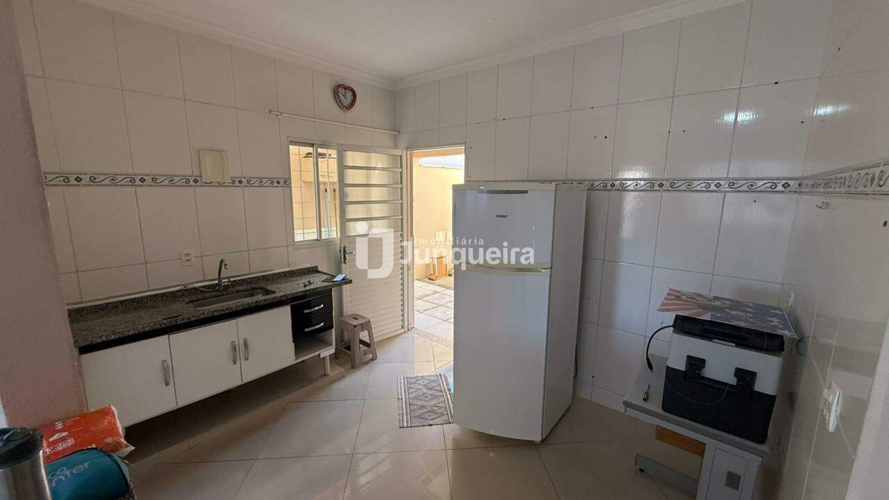 Casa para alugar, 3 quartos, sendo 2 suítes, 2 vagas, no bairro Parque Residencial Monte Rey em Piracicaba - SP