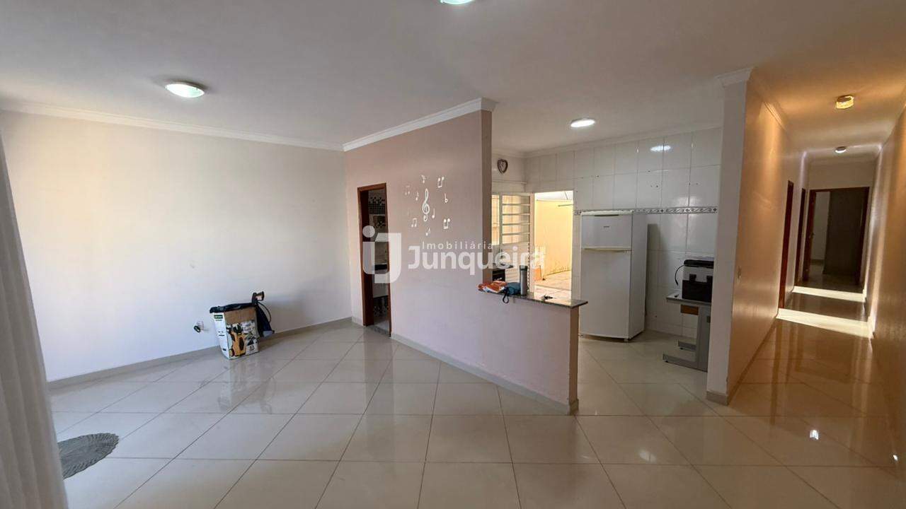 Casa para alugar, 3 quartos, sendo 2 suítes, 2 vagas, no bairro Parque Residencial Monte Rey em Piracicaba - SP