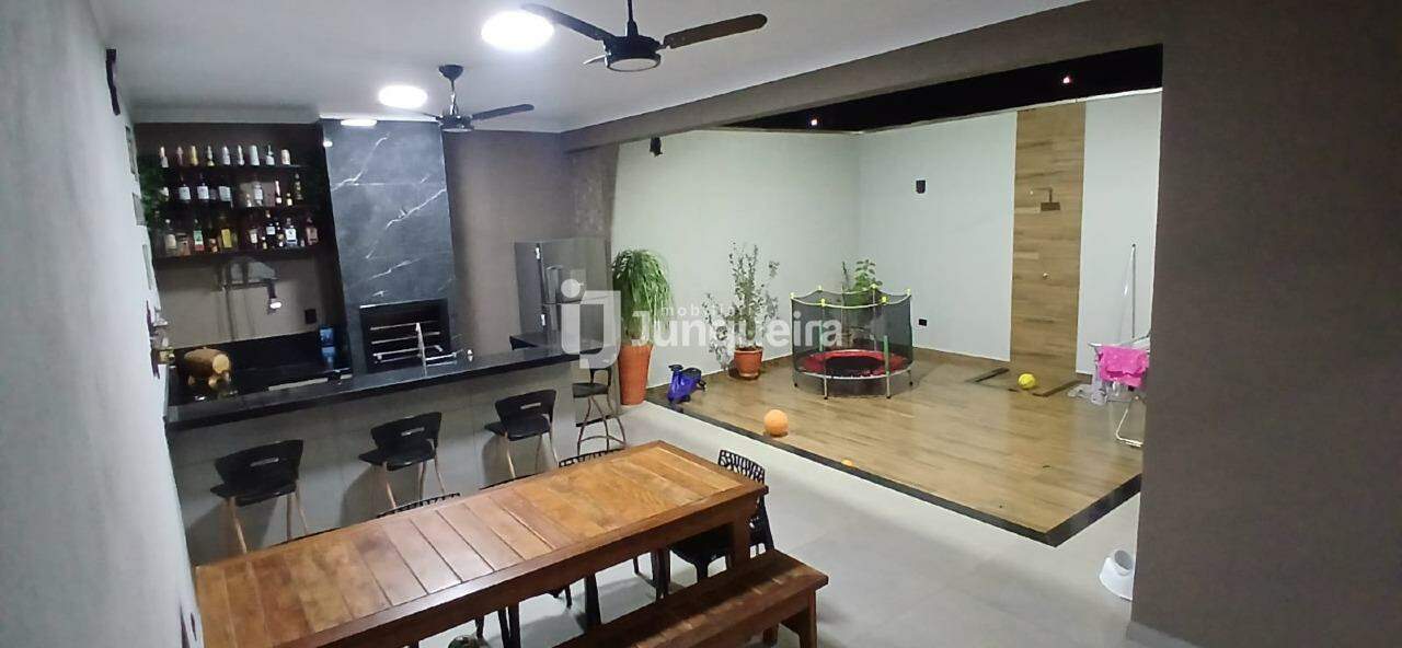 Casa à venda, 2 quartos, sendo 2 suítes, 2 vagas, no bairro Taquaral em Piracicaba - SP