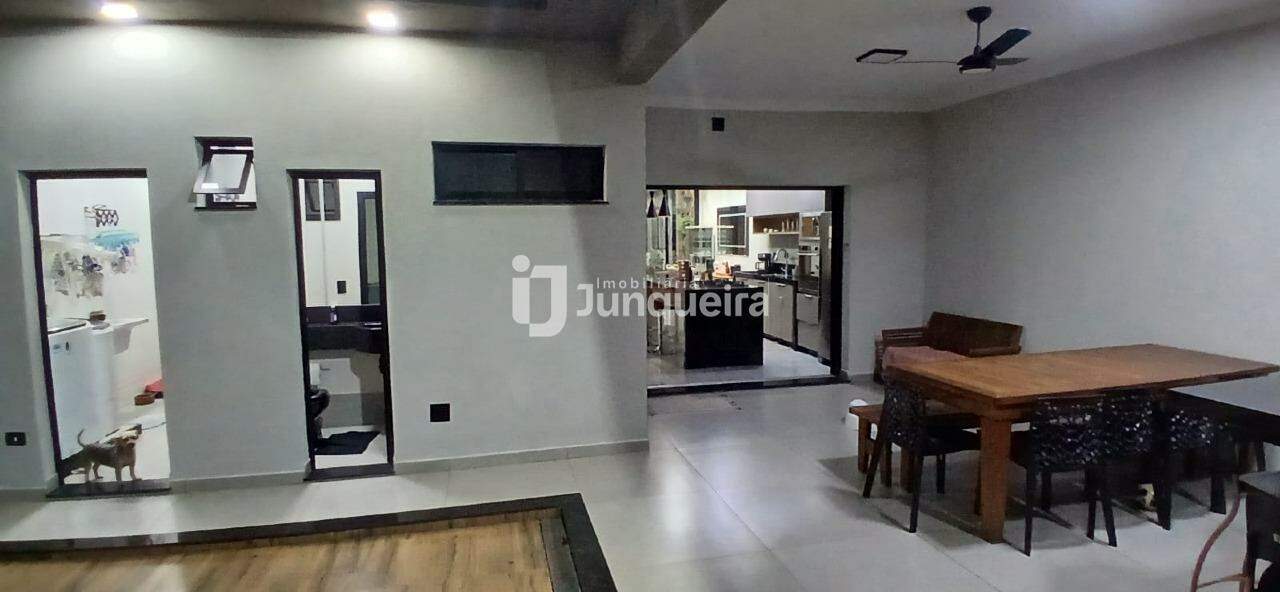 Casa à venda, 2 quartos, sendo 2 suítes, 2 vagas, no bairro Taquaral em Piracicaba - SP