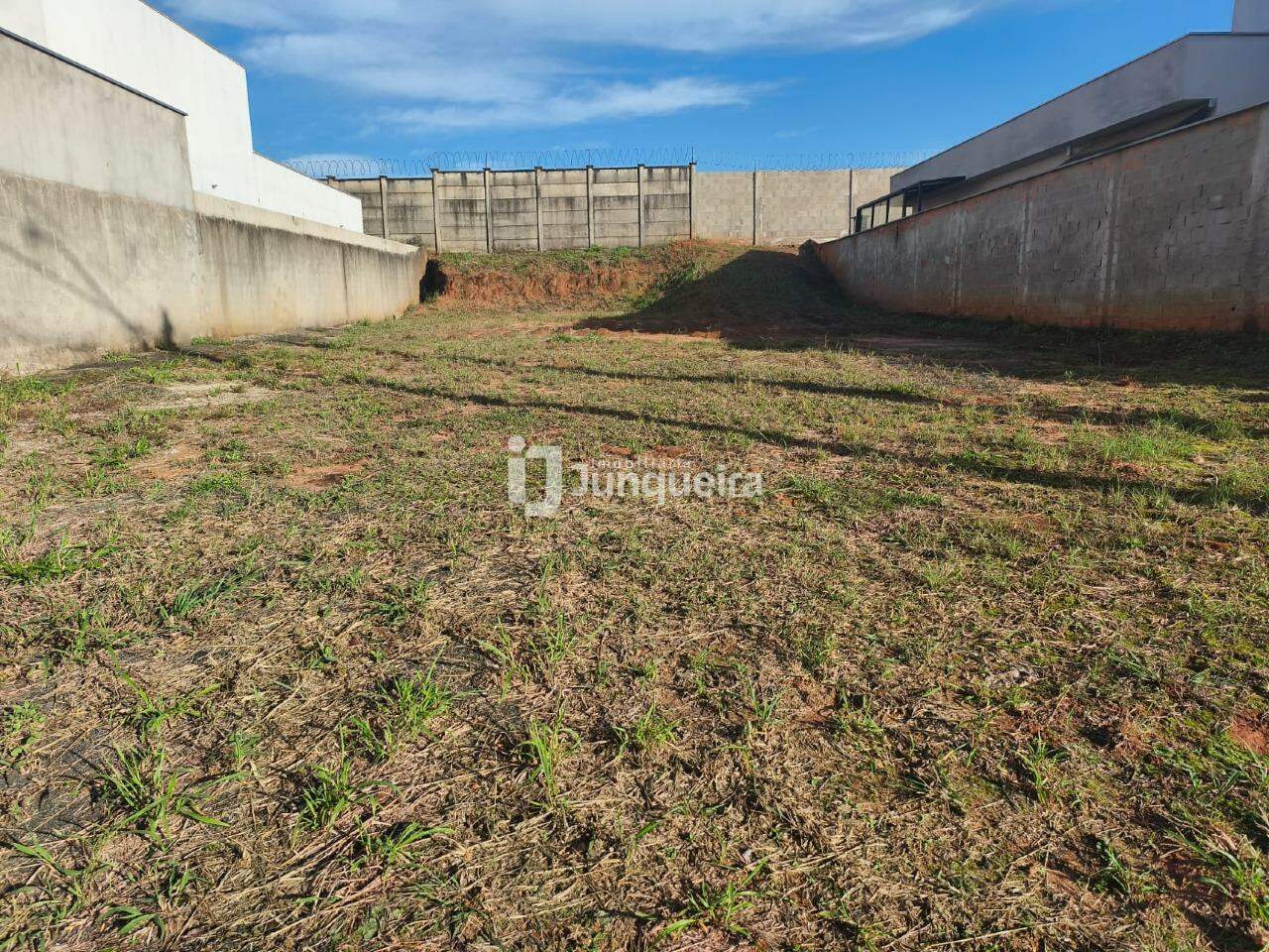 Terreno em Condomínio à venda no San Marino , no bairro Conjunto Residencial Vitório Cezarino em Rio das Pedras - SP