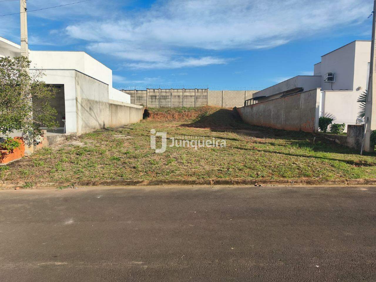 Terreno em Condomínio à venda no San Marino , no bairro Conjunto Residencial Vitório Cezarino em Rio das Pedras - SP