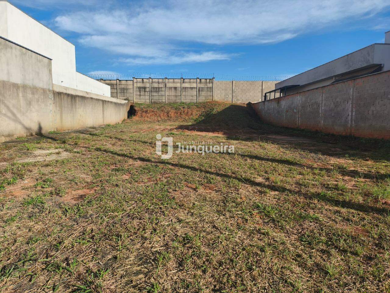 Terreno em Condomínio à venda no San Marino , no bairro Conjunto Residencial Vitório Cezarino em Rio das Pedras - SP
