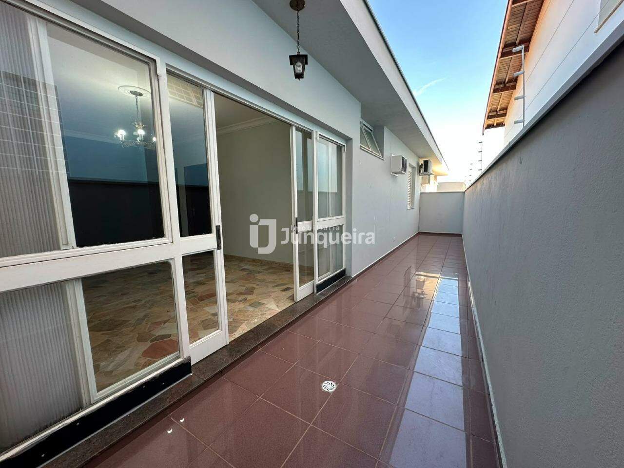 Casa para alugar, 3 quartos, sendo 3 suítes, 2 vagas, no bairro Centro em Piracicaba - SP