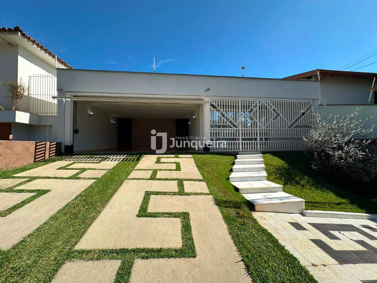 Casa para alugar, 3 quartos, sendo 3 suítes, 2 vagas, no bairro Centro em Piracicaba - SP