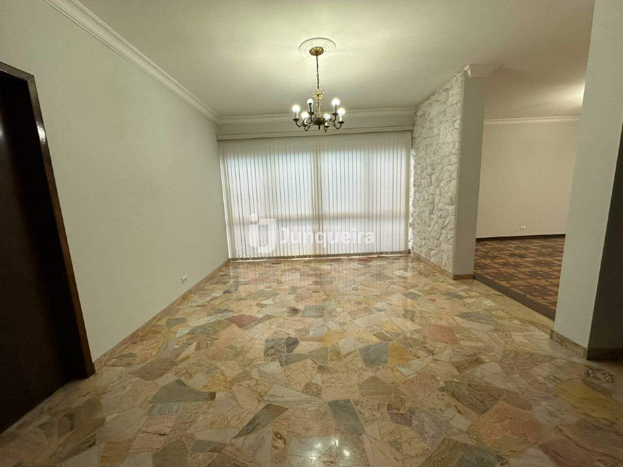 Casa para alugar, 3 quartos, sendo 3 suítes, 2 vagas, no bairro Centro em Piracicaba - SP
