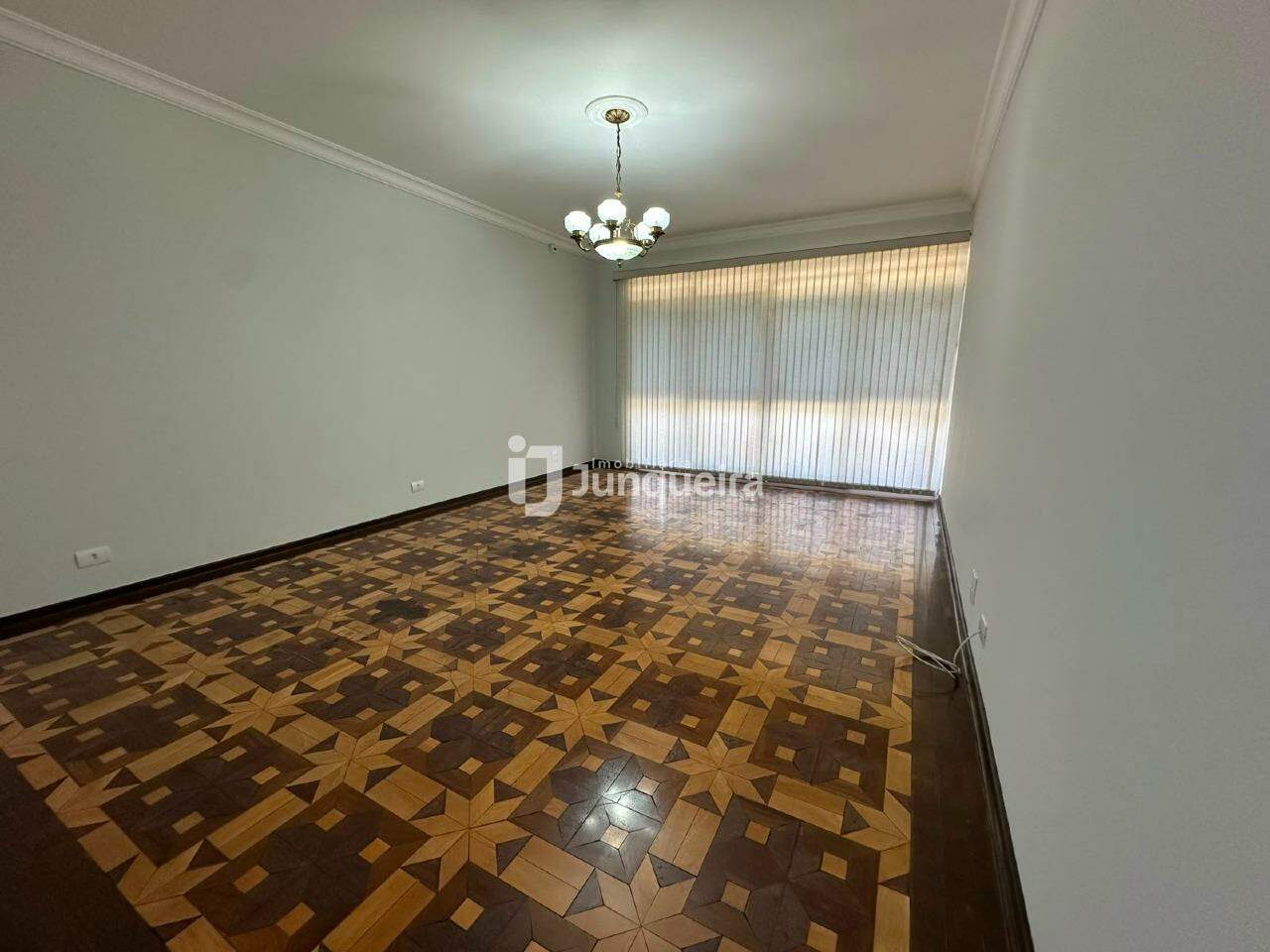 Casa para alugar, 3 quartos, sendo 3 suítes, 2 vagas, no bairro Centro em Piracicaba - SP