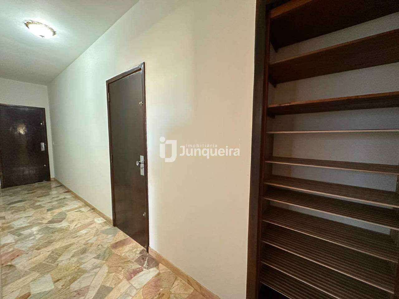 Casa para alugar, 3 quartos, sendo 3 suítes, 2 vagas, no bairro Centro em Piracicaba - SP