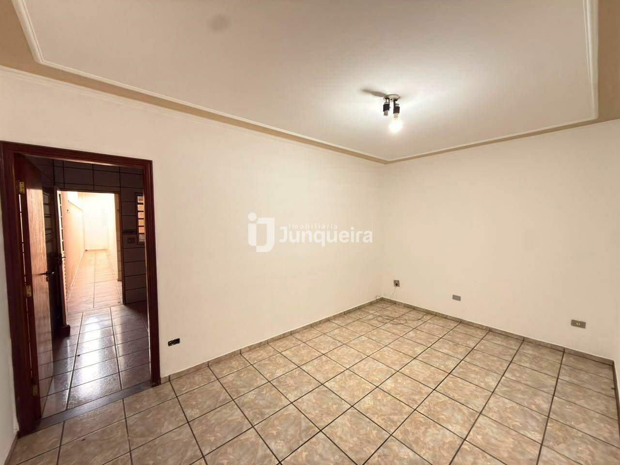 Casa à venda, 3 quartos, sendo 1 suíte, 2 vagas, no bairro Dois Córregos em Piracicaba - SP